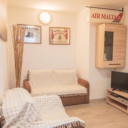 Central Villa Flatlet With Pool - Free Parking And Wifi Lija Ngoại thất bức ảnh
